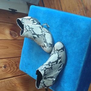 Arizona 7 1/2 snake print shoes